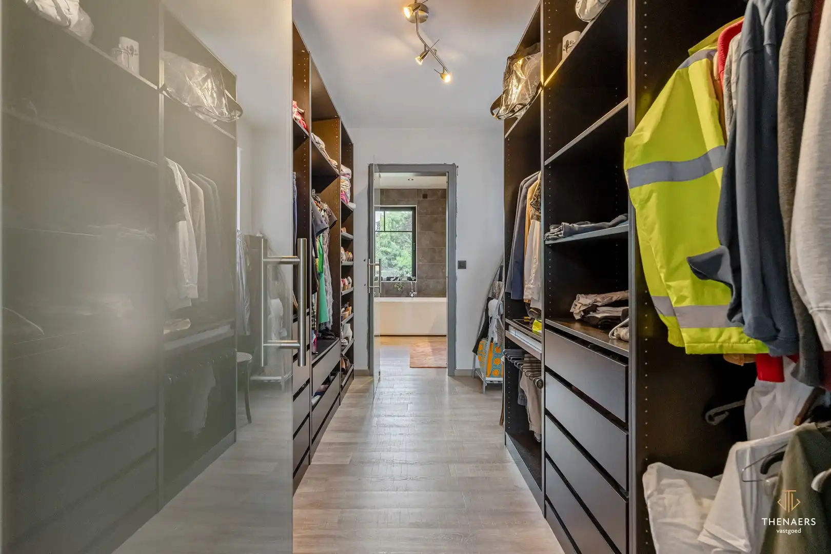 Exclusieve en bijzonder energiezuinige woning met 332 m² woonoppervlakte, vier autostaanplaatsen en verwarmd zwembad. foto 37