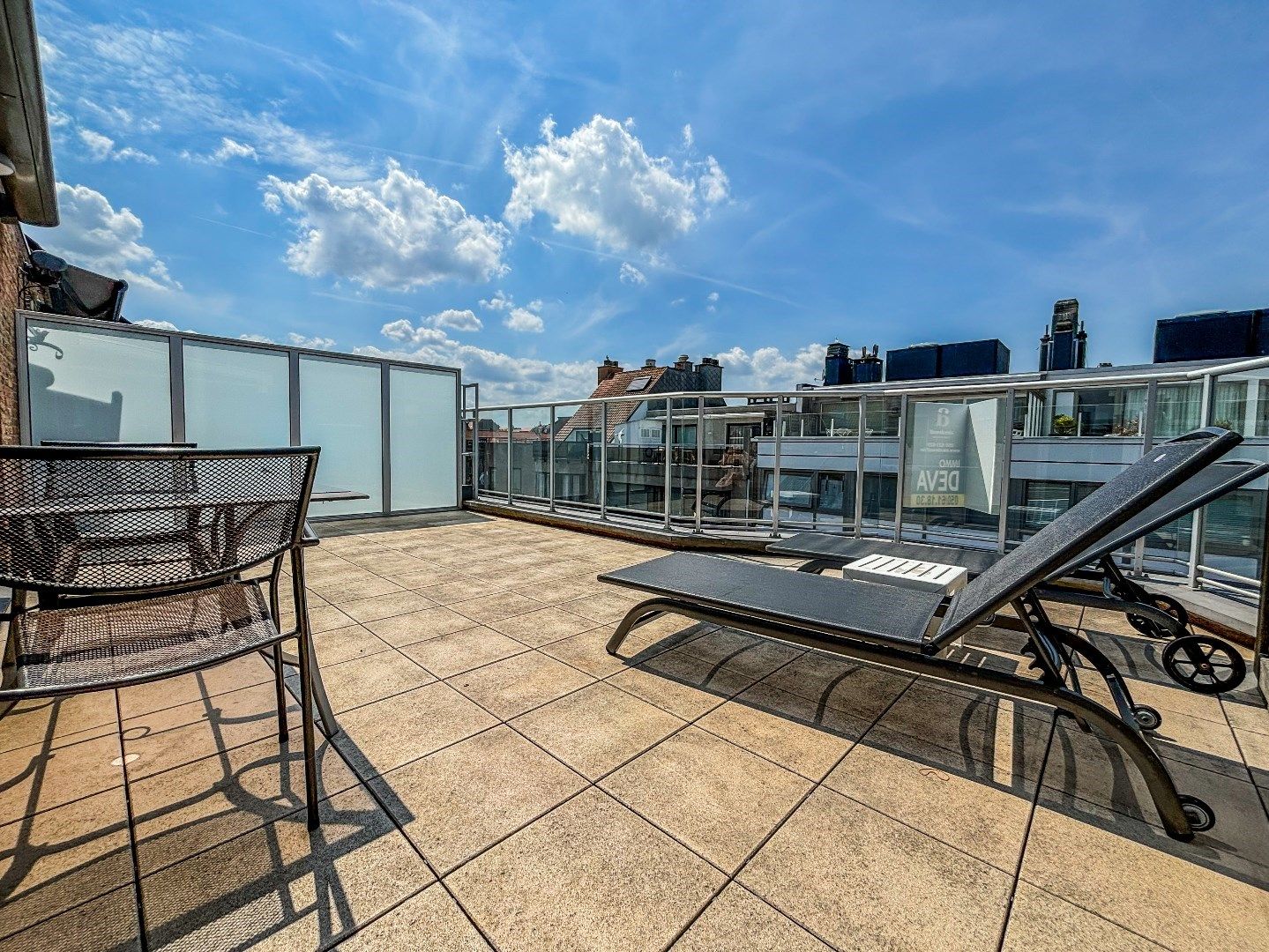 Aangenaam dakappartement met uitzonderlijke zonneterrassen en zijdelings zeezicht, gelegen op 50 meter van de Zeedijk. foto 3