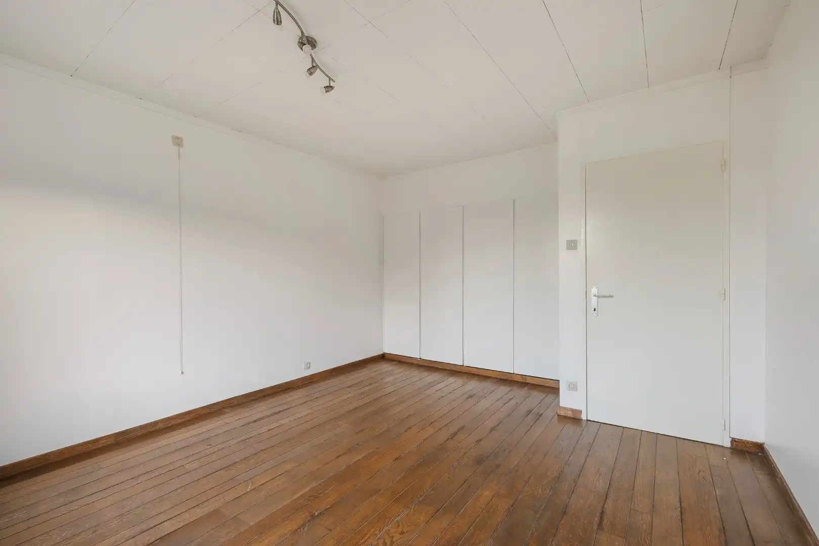 Gelijkvloerse woning met 3 slaapkamers, ruime garage en tuin. foto 11