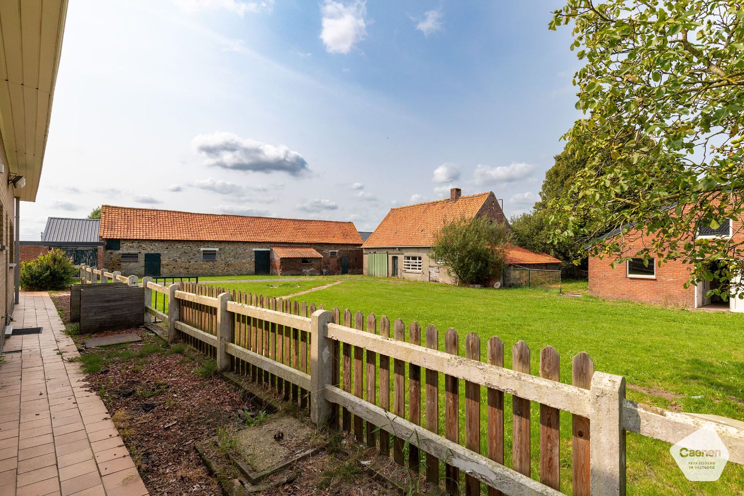 Exclusieve landelijke woning op een mooi perceel van 19869 m² en magnifieke bijgebouwen van bij benadering 1000 m² foto 3