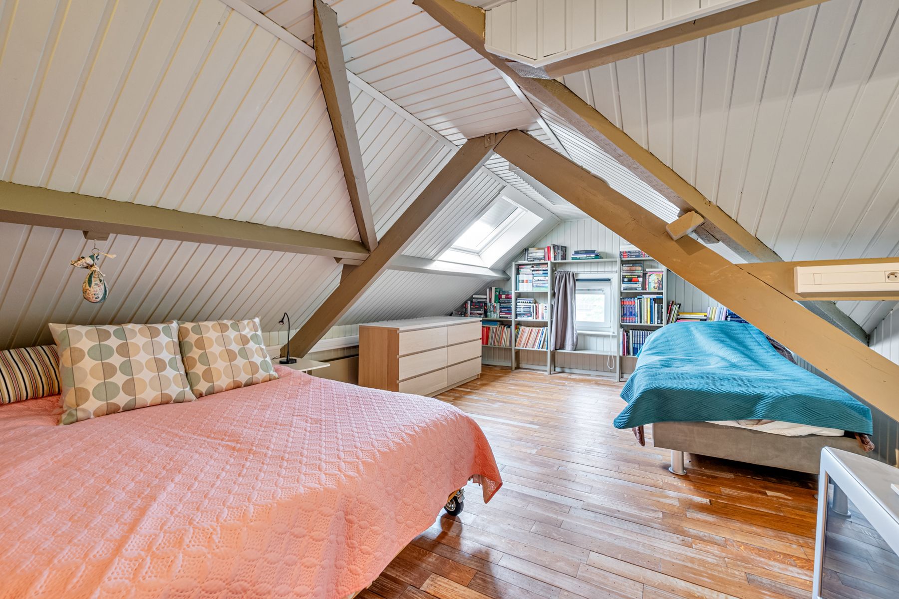 Instapklare en goed onderhouden villa met tuin en garage foto 15