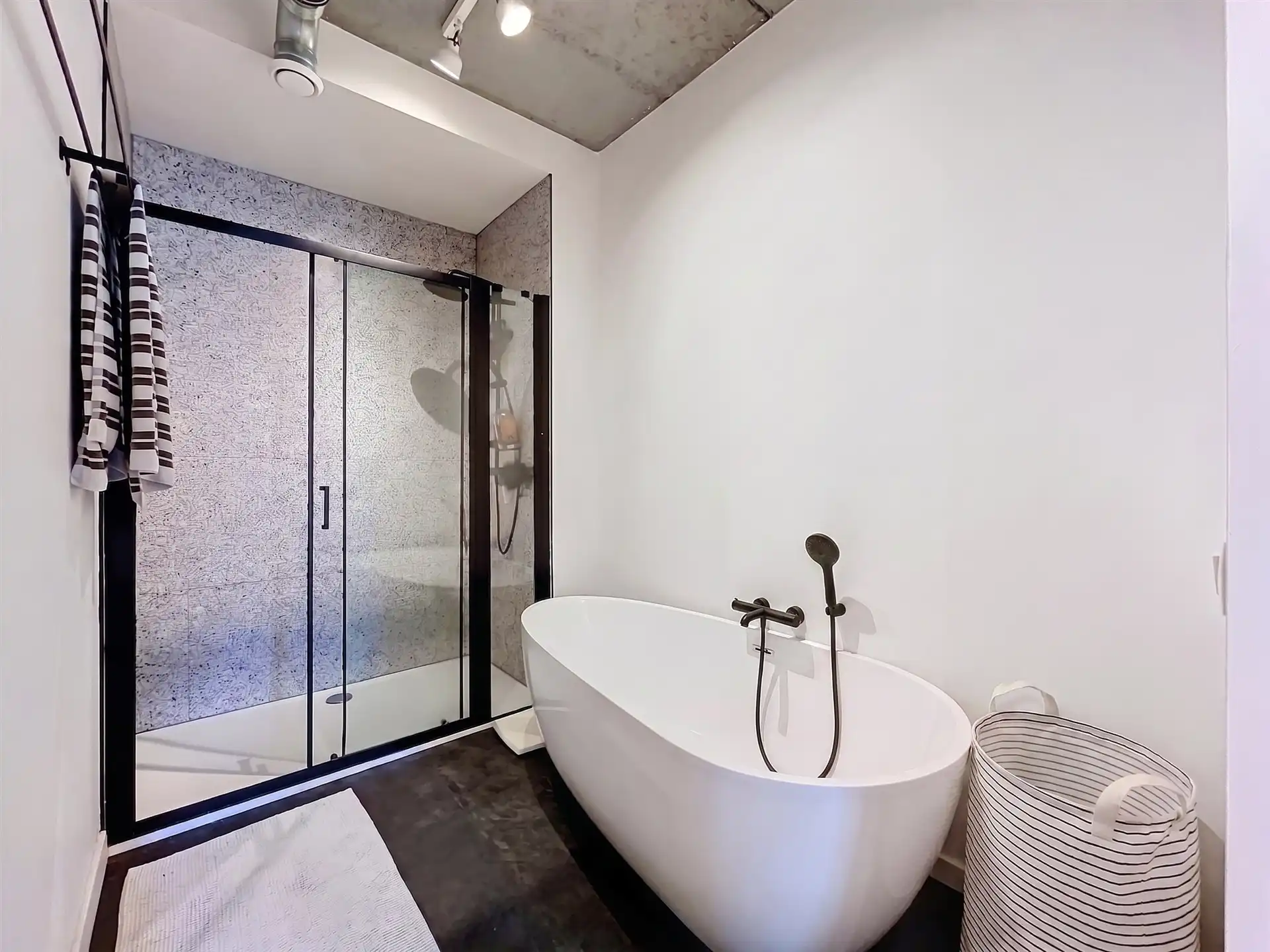 Modern gelijkvloers appartement met tuin van 200m²! foto 12