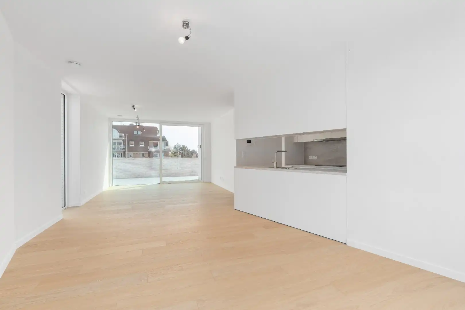 Ruim appartement met terras en lift in Koksijde, 3 slaapkamers, bouwjaar 2024, 110.00m², omgeving zeedijk, digitale tv, 2 badkamers foto 2