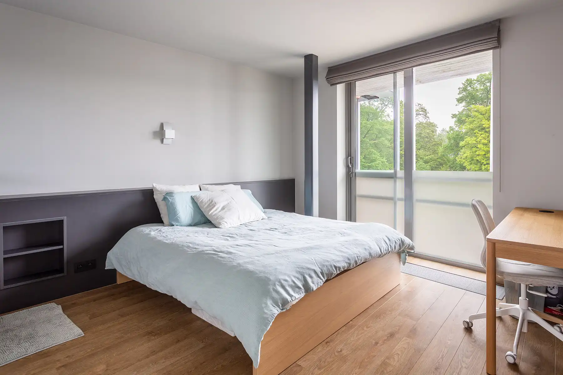 Modern gebouw met handel gelijkvloers en duplex-appartement. foto 26