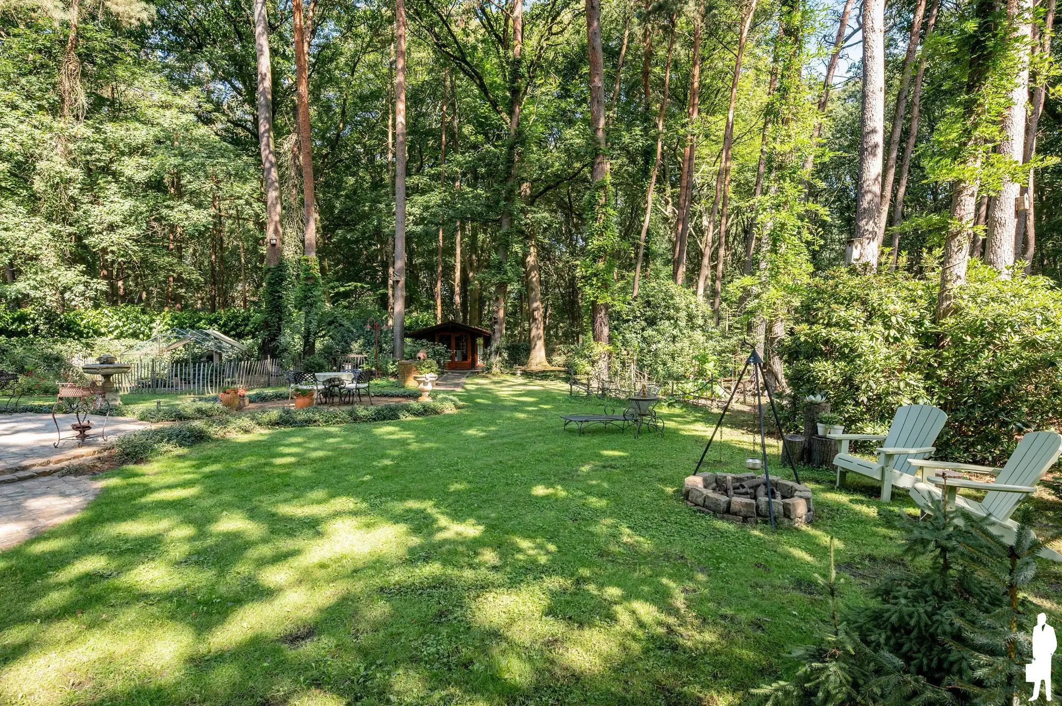Charmante woning met volledige onderkeldering en achterliggend bos van ca. 31.493 m² foto 7