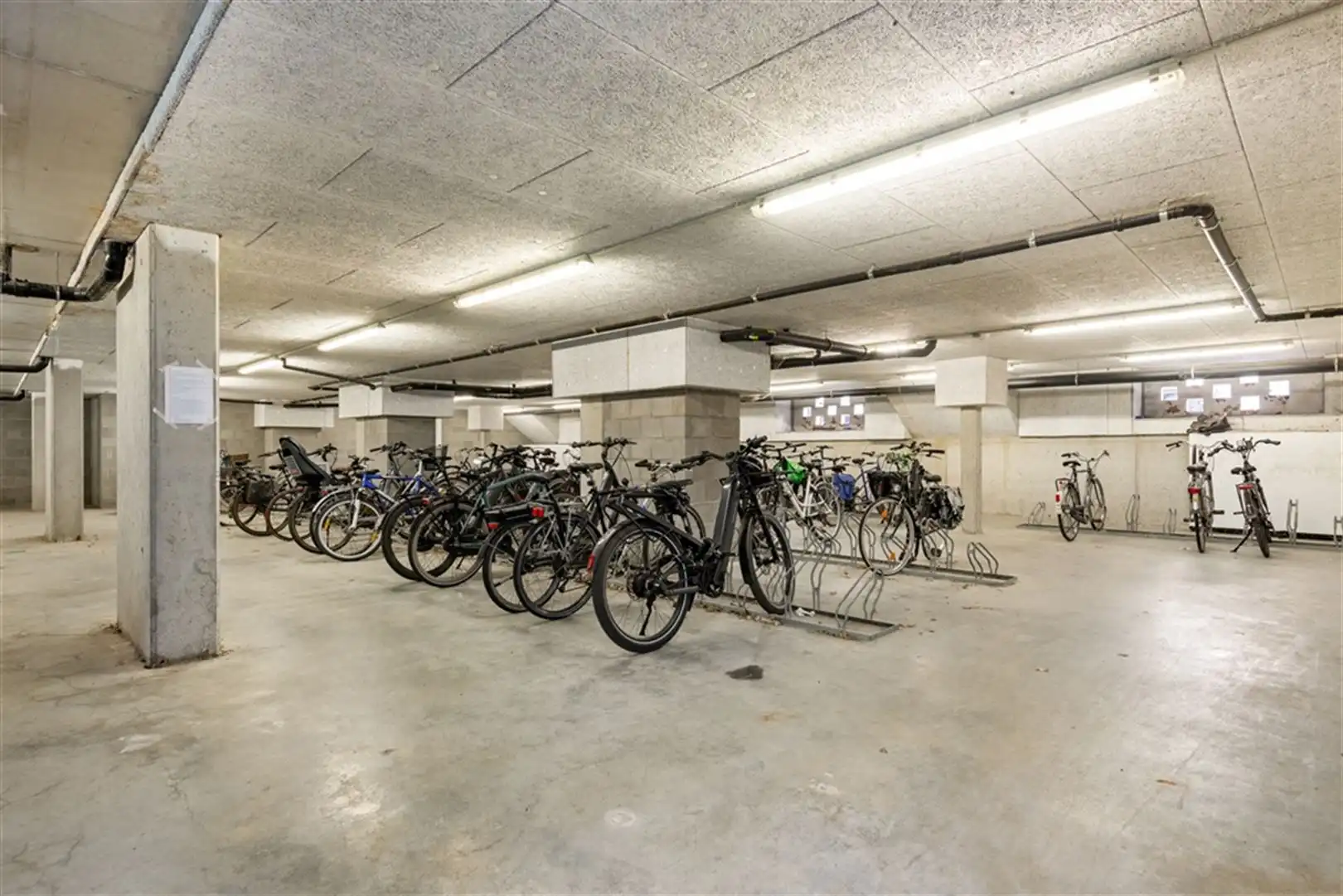 Gelijkvloerse kantoorruimte te koop in de India Natie foto 16