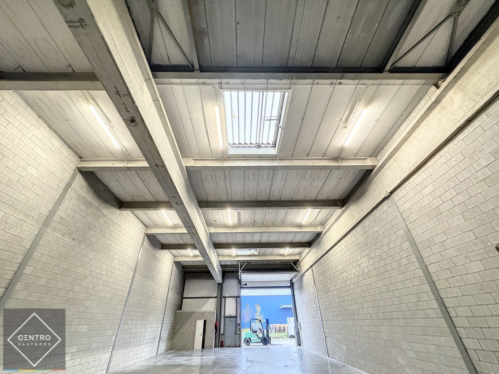 Instapklare OPSLAGRUIMTE (265m²) met toilet en hoge sectionaalpoort (gemakkelijk toegankelijk met grote vrachtwagens). Op industriezone "Herdersbrug" te Brugge. foto 5