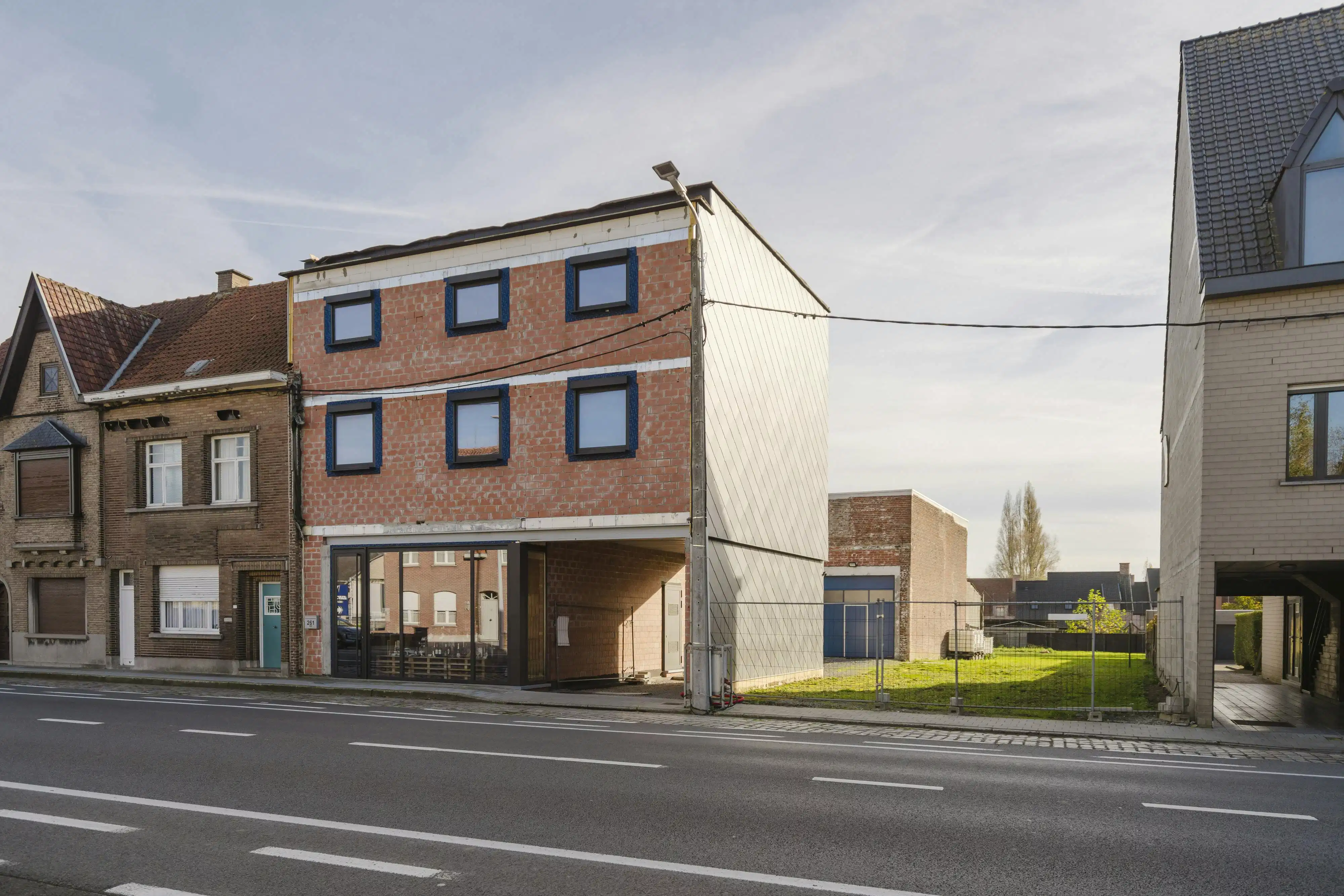 Opbrengsteigendom met handelspand en 2 appartementen te koop in Wevelgem foto {{pictureIndex}}