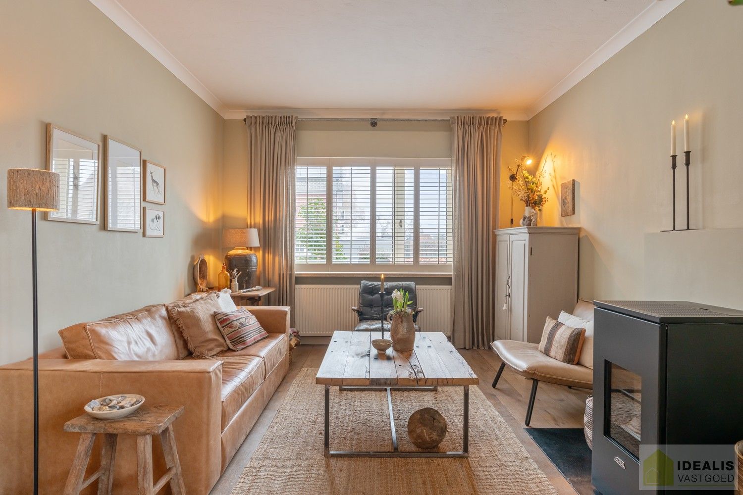 IDEALIS VASTGOED – Prachtige, stijlvolle woning met een aangename 123m² als bewoonbare oppervlakte. De woning omvat een lichtrijke ruime woonkamer voorzien van een pellet kachel en met een prachtige parketvloer dewelke overgaat in de keuken en 3 slaapkamers op een ruim en prachtig aangelegd perceel van 7a 42ca. Dit alles gelegen in een heerlijk rustige straat, op enkele minuten zowel van de centra van Pelt als Achel, doch ook op een steenworp van de Nederlandse grens, dichtbij Valkenswaard en Eindhoven. foto 7