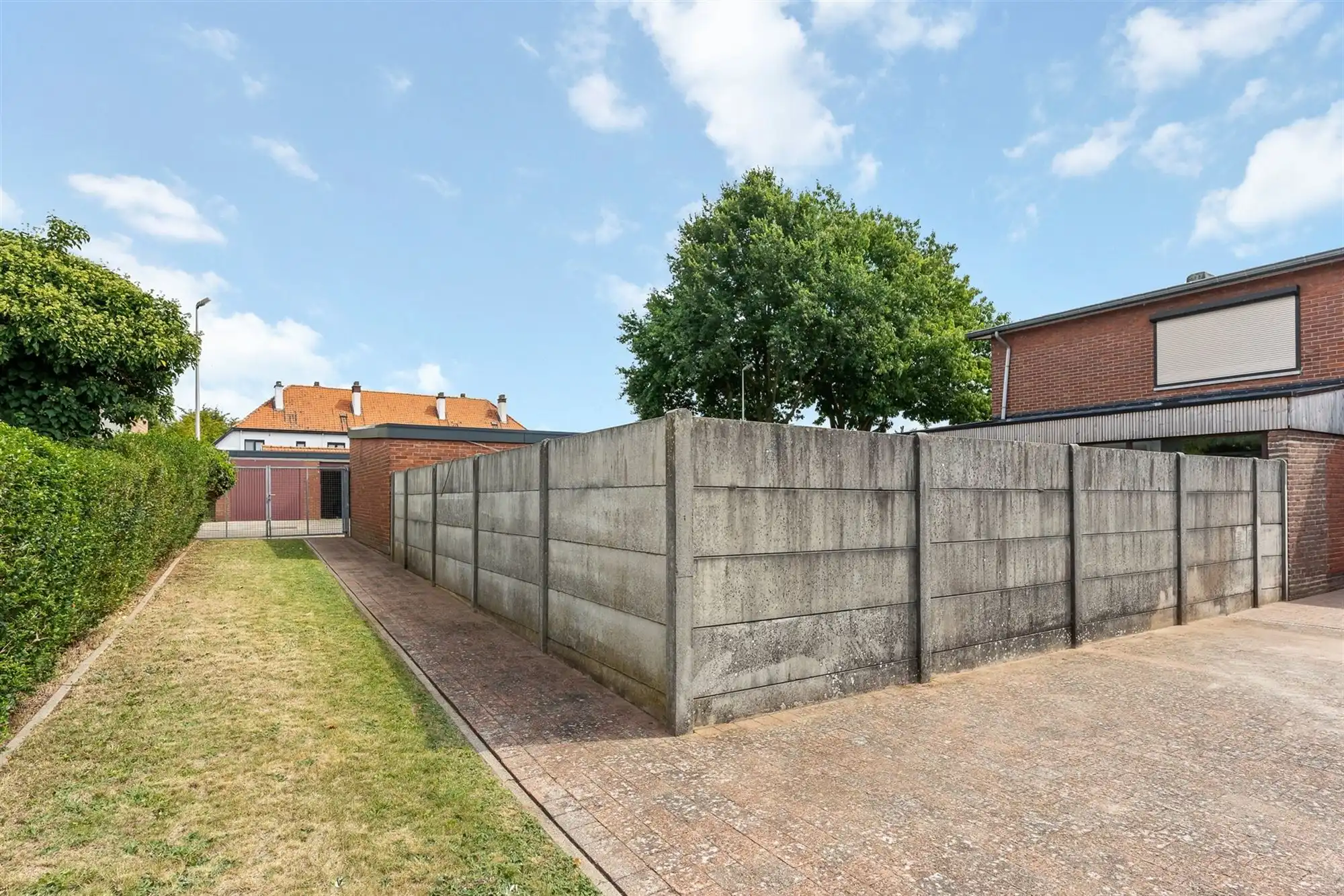 PERFECT ONDERHOUDEN WONING MET ACHTERINRIT NAAR TUIN IN BERINGEN CENTRUM foto 24