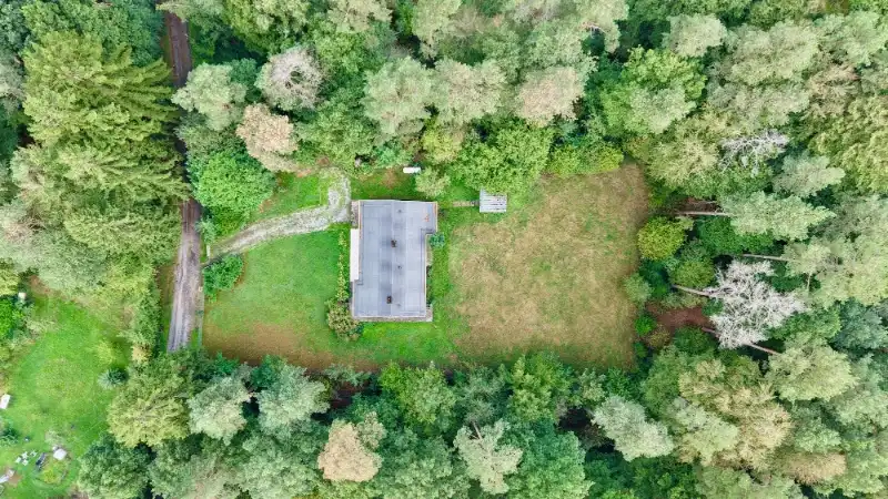 --- NOUVEAU --- Bungalow quatre façades avec 2 chambres, garage et grand jardin dans un environnement verdoyant. foto 2