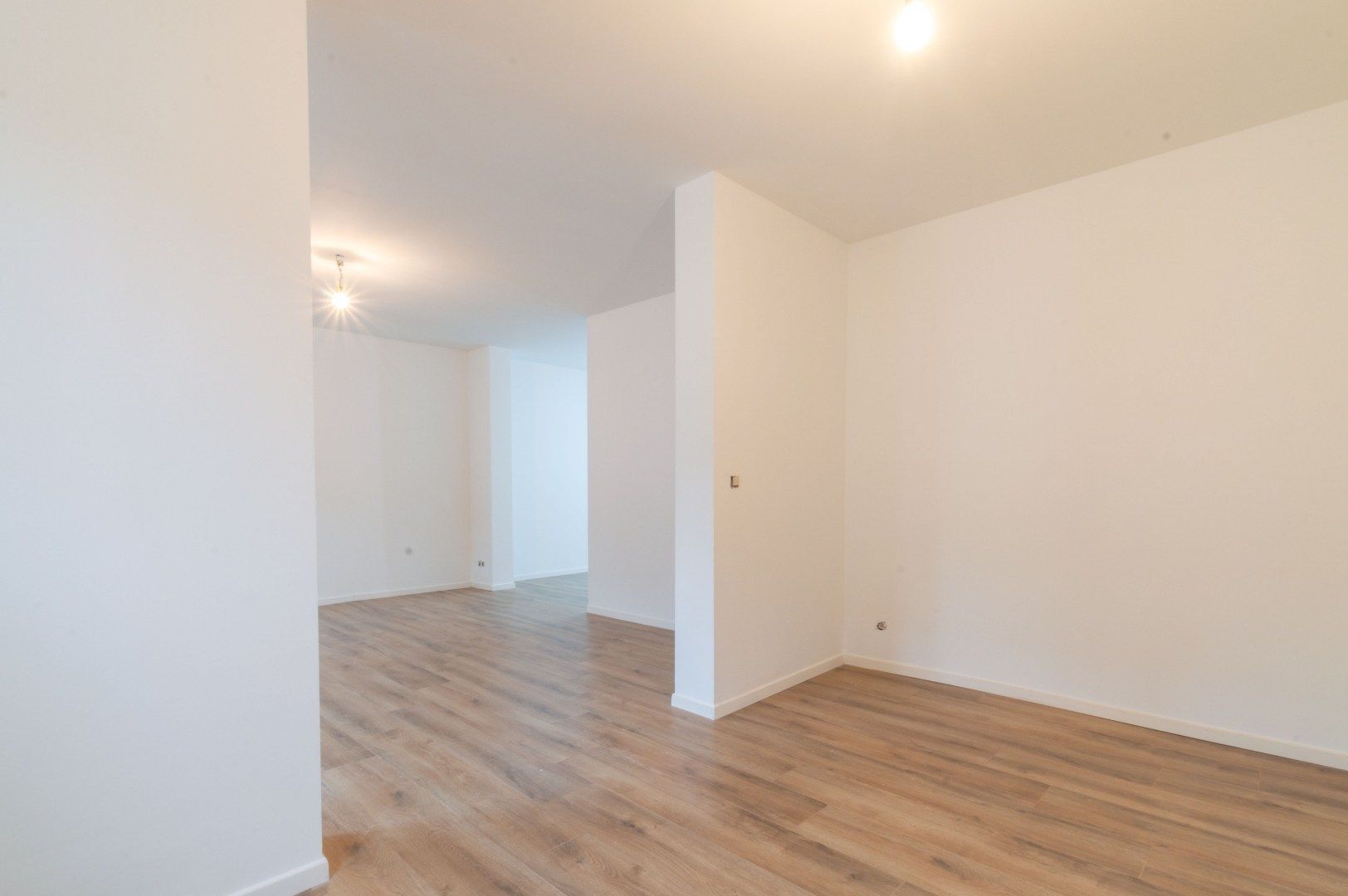 ZEER RUIME, VOLLEDIG GERENOVEERDE WONING ! foto 5