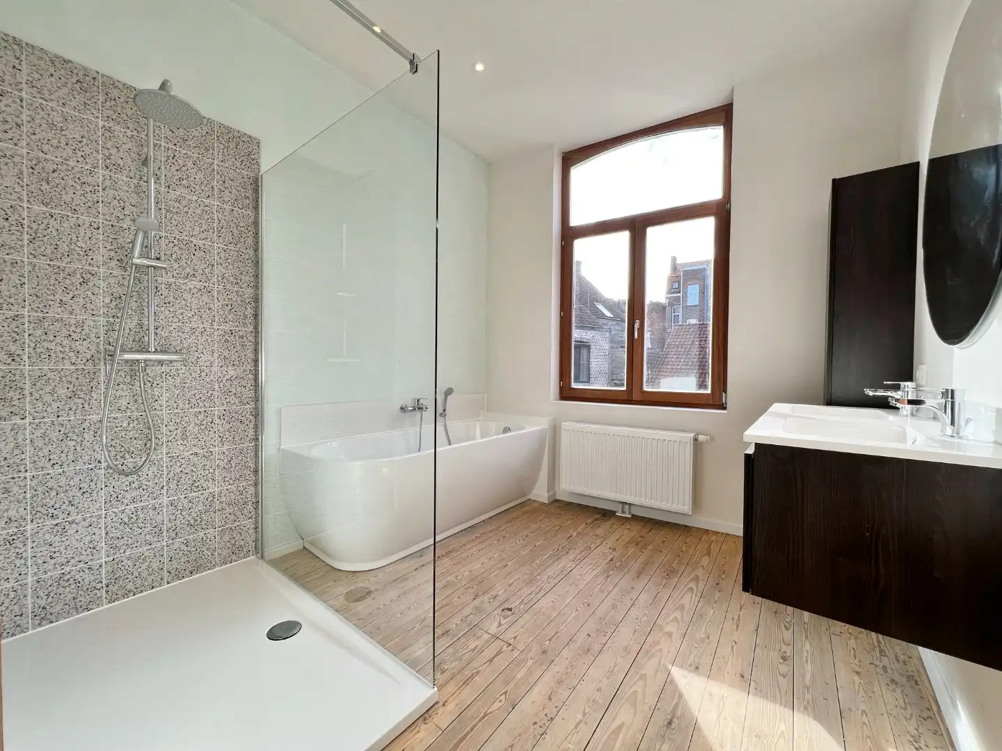 Gerenoveerde herenwoning met gezellig stadskoer in Ieper centrum. foto 10