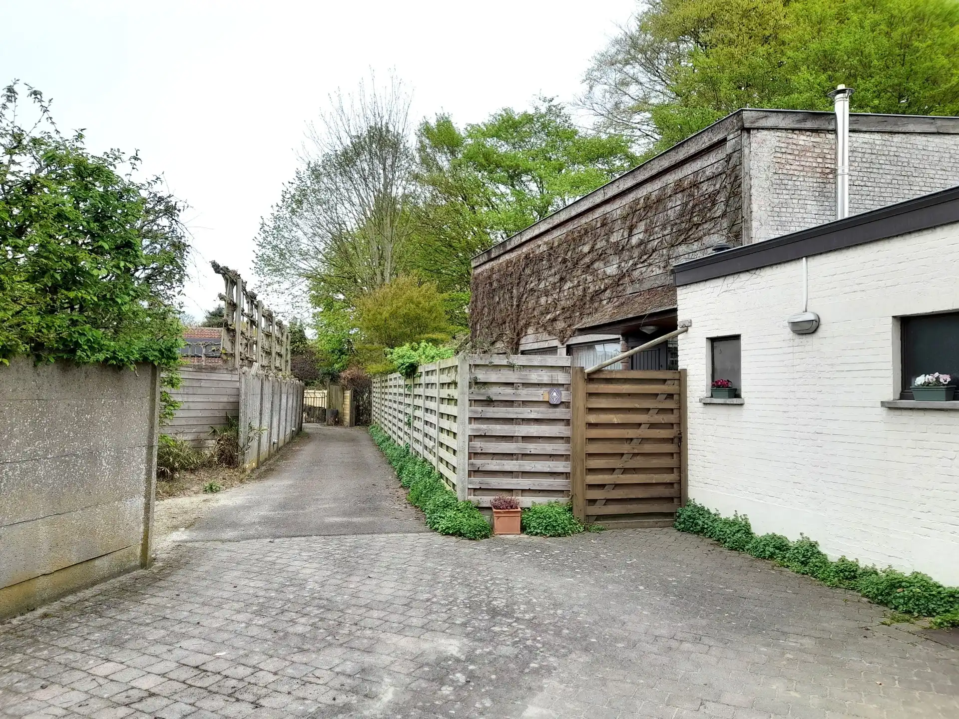 Handelspand met woonhuis en tuintje foto 5