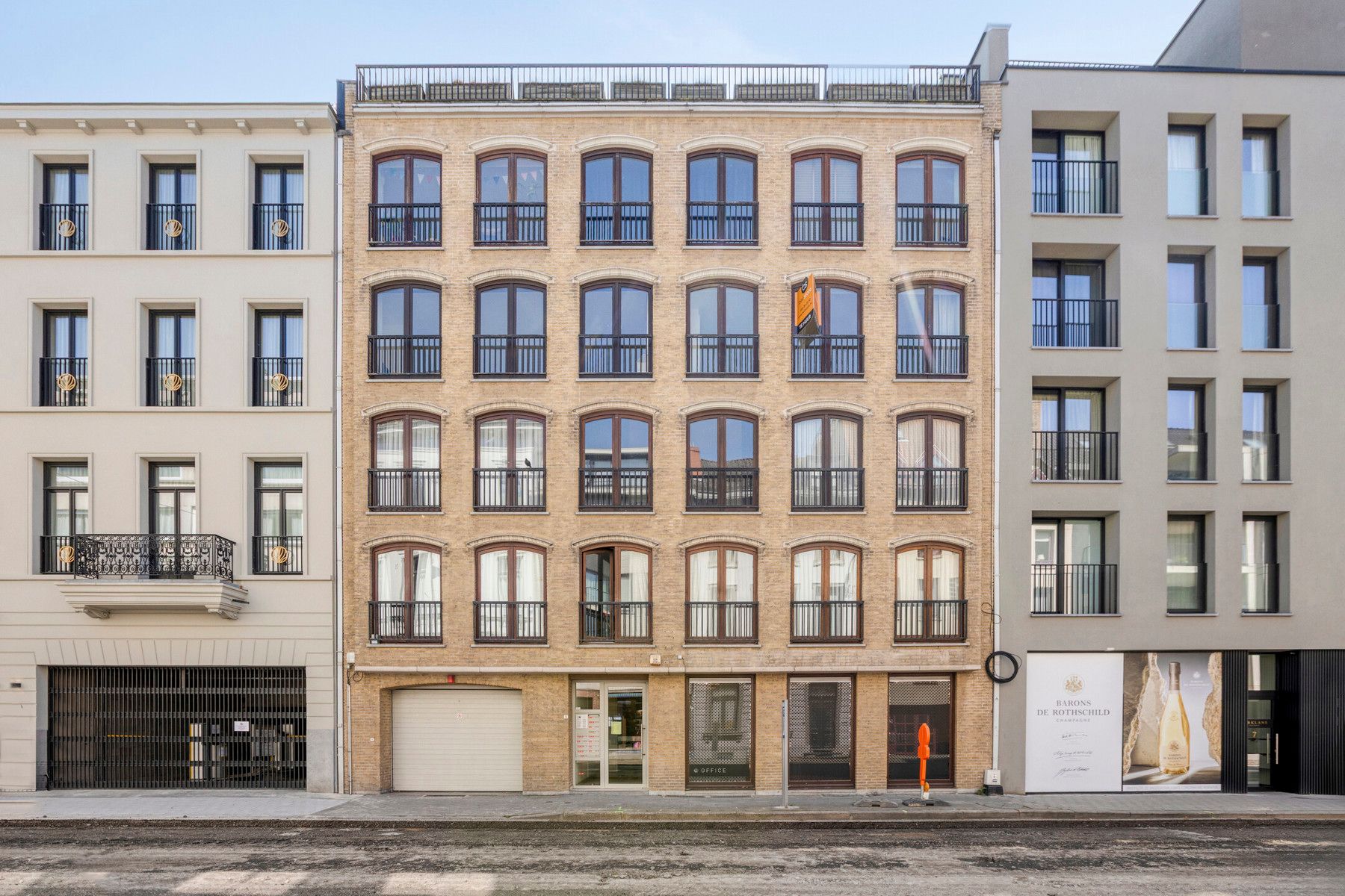 Instapklaar appartement met grote garage !! foto {{pictureIndex}}