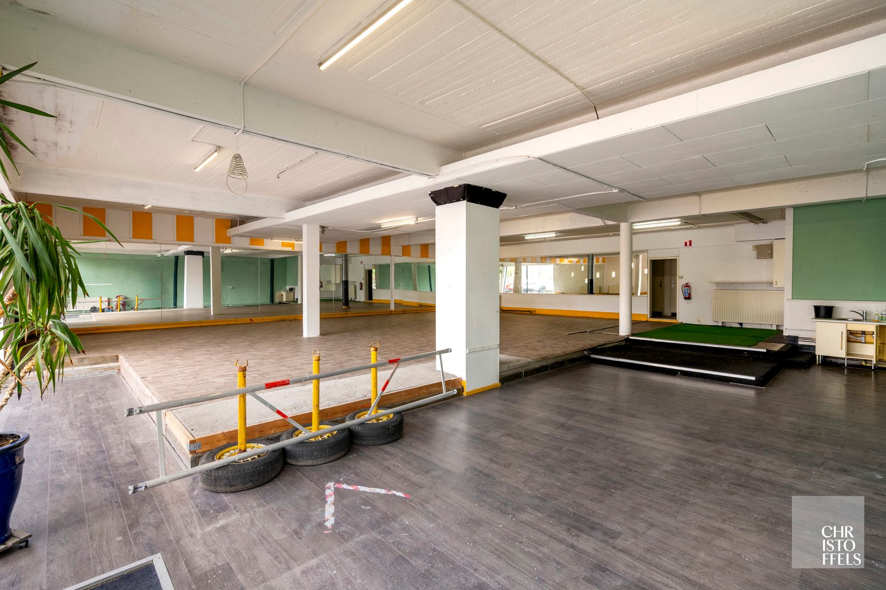 Te huur: Handelspand (229m²) op zichtbare locatie in Lanaken!  foto 4