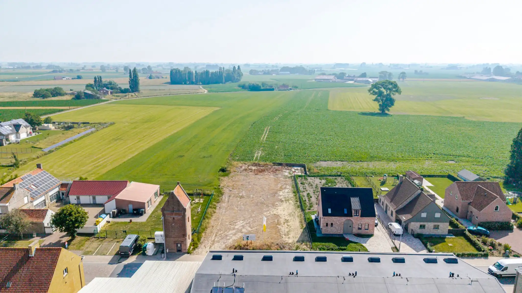 Ruime bouwgrond in Alveringem met groen vergezicht foto {{pictureIndex}}