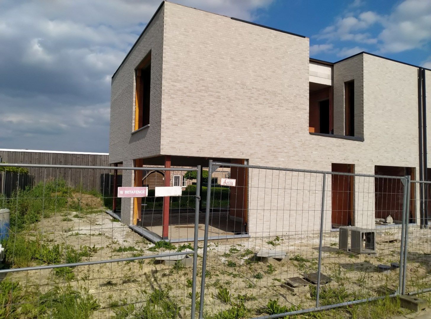 een op te richten 3-gevel woning op en met grond foto 2