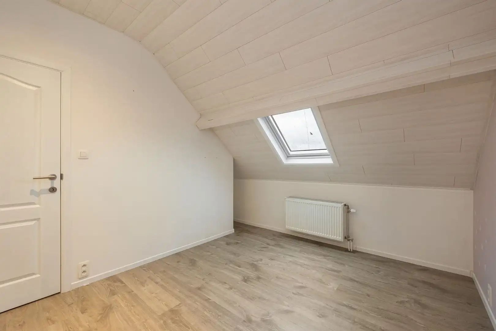 Centraal gelegen woonst met terras en garage. foto 16