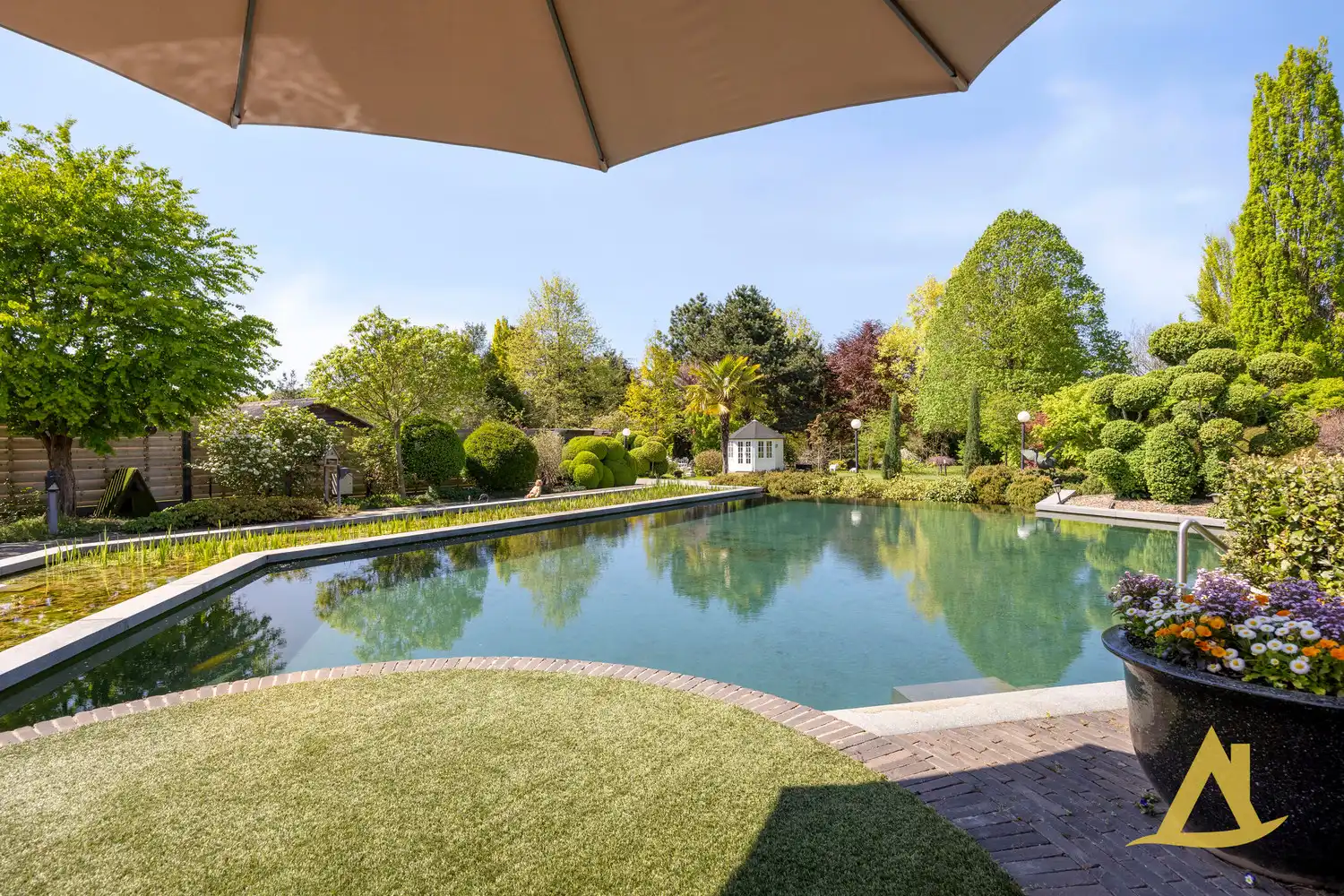 EXCLUSIEVE VILLA MET PARKTUIN EN ZWEMVIJVER OP EEN PERCEEL VAN 1HA 5A 16CA! foto 25