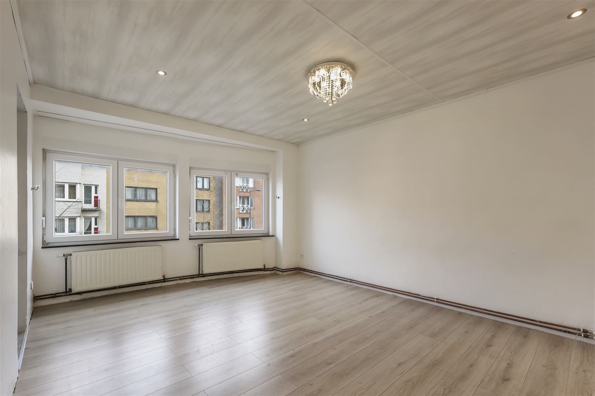 ZONNIG / LAGE ALGEMENE KOSTEN  foto {{pictureIndex}}