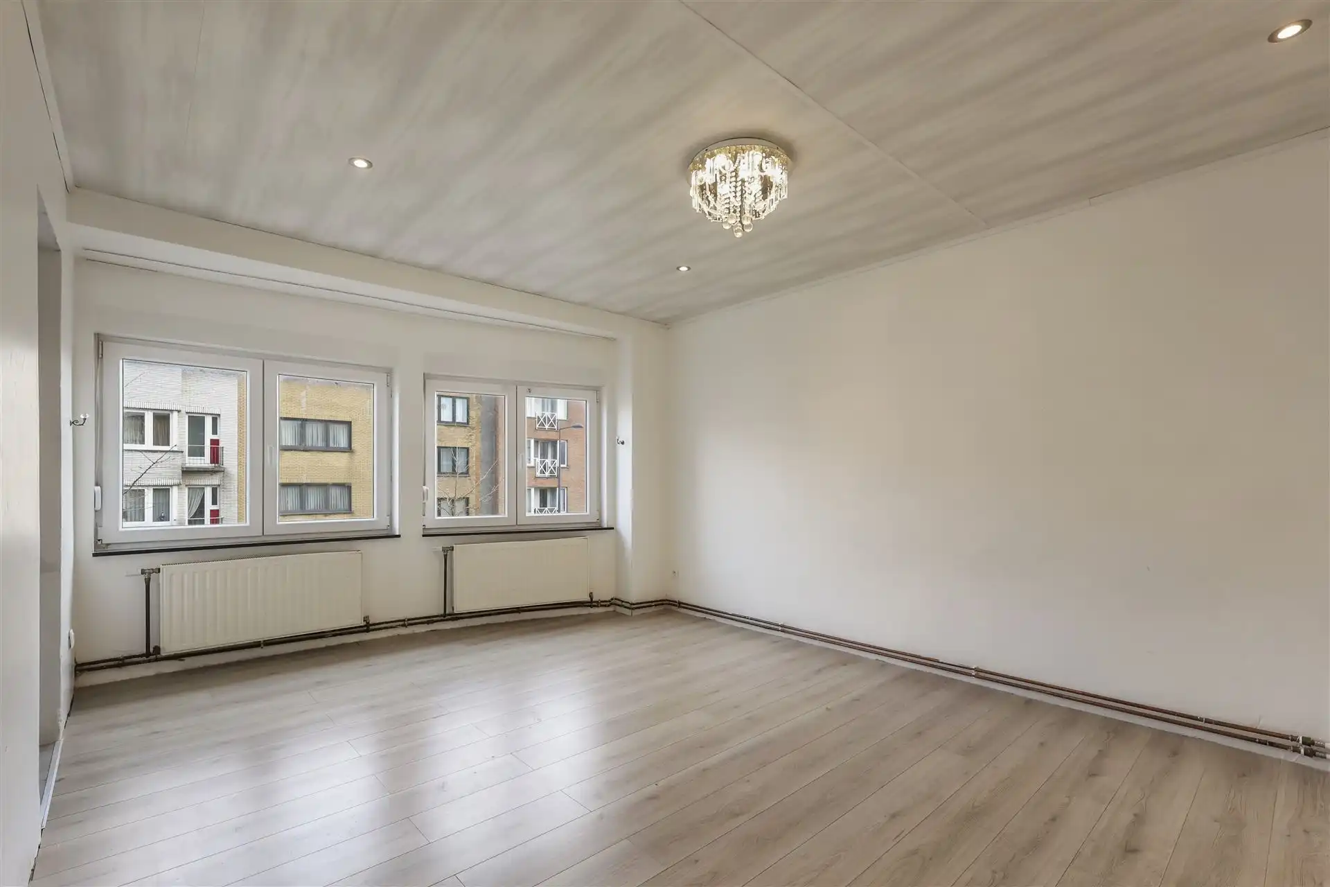 ZONNIG / LAGE ALGEMENE KOSTEN  foto {{pictureIndex}}