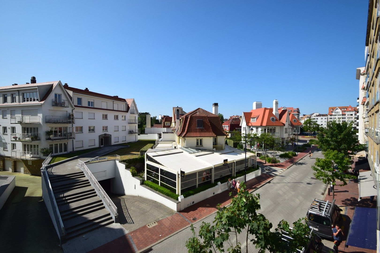 Hedendaags appartement genietend van een open zicht, centraal gelegen op de Kustlaan in het Zoute. foto 3