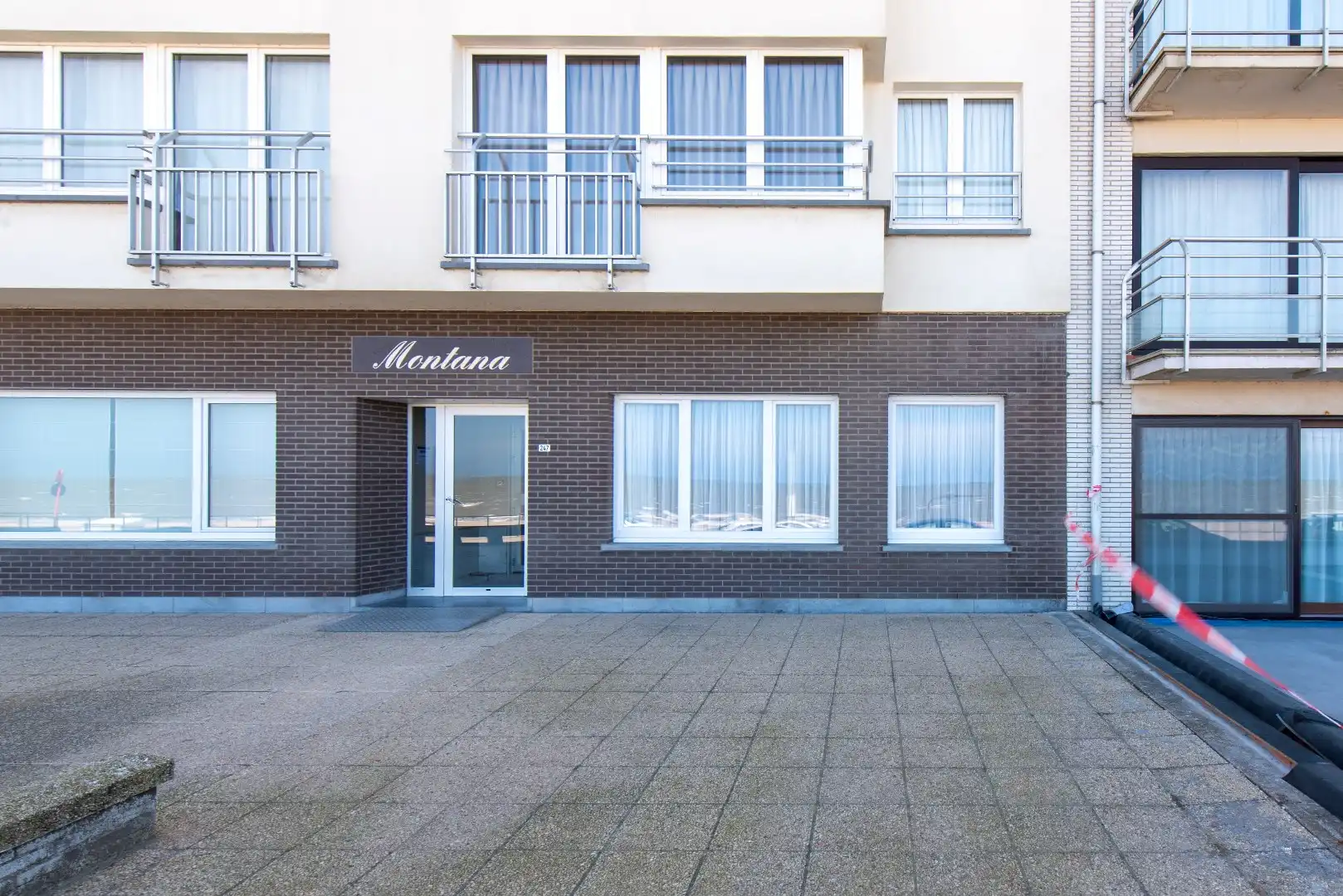 Instapklaar appartement op het gelijkvloers met prachtig zicht op zee. Gelegen aan de Zeedijk, op een toplocatie aan het strand. foto 15