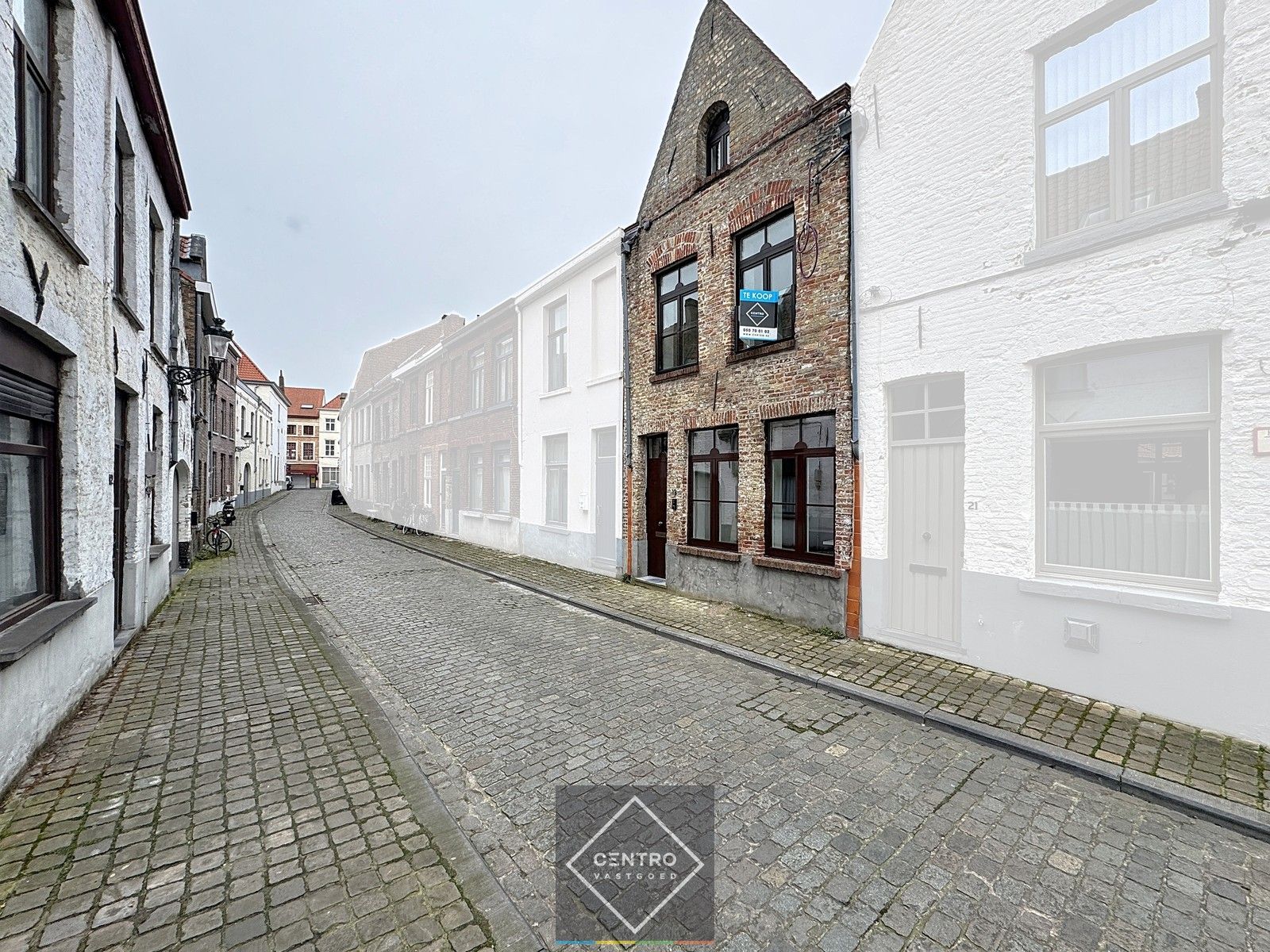 Volledig gerenoveerde BURGERWONING met 3 slaapkamers en zonnig tuin/koer in het historisch centrum te Brugge. foto {{pictureIndex}}
