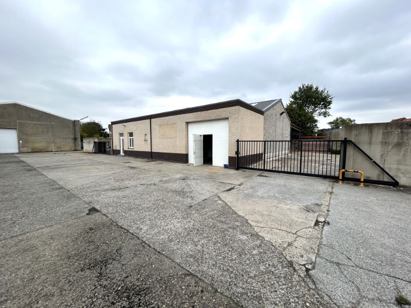Goed gelegen magazijn met buitenopslag, overdekte opslagruimte en kantoor foto {{pictureIndex}}