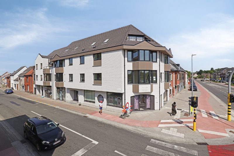 Stijlvol appartement met terras te koop in hartje Zeveneken! foto {{pictureIndex}}