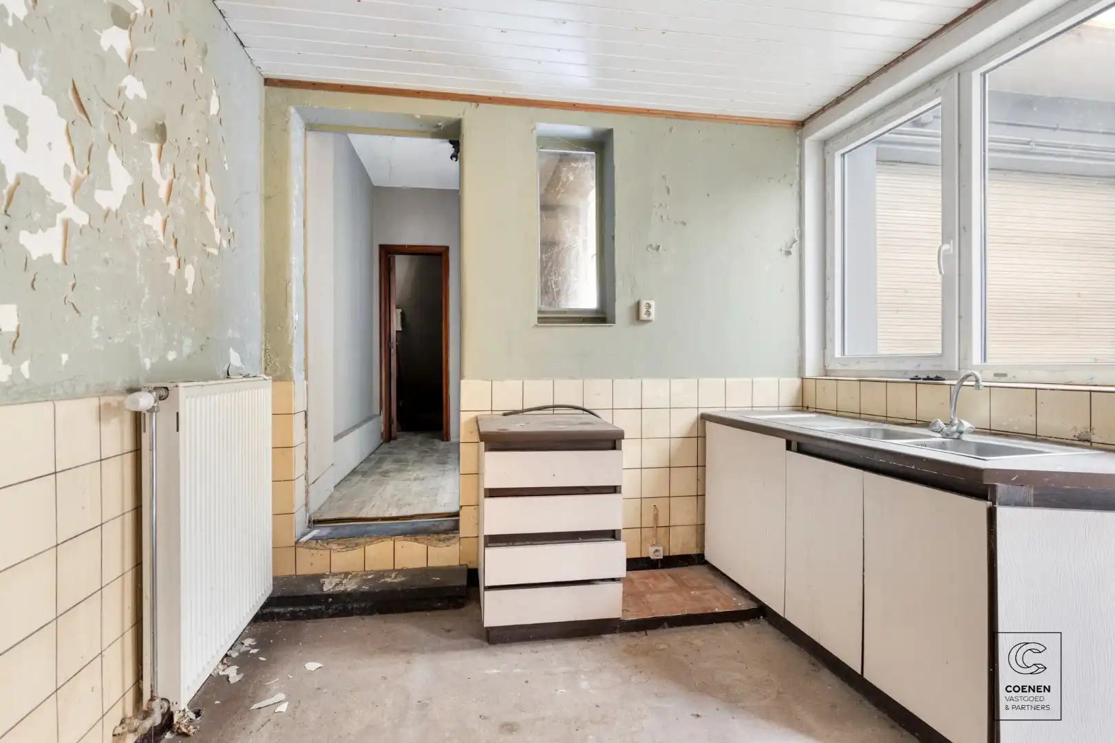 Te renoveren appartement met handelsruimte op een gunstige locatie te Kessel! foto 6