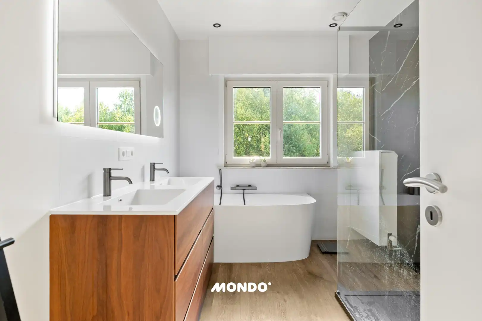 Moderne, energiezuinige woning met zwembad foto 11