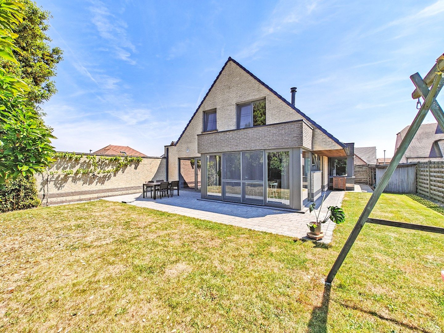 Ruime en lichtrijke villa te rustige woonwijk. foto 20