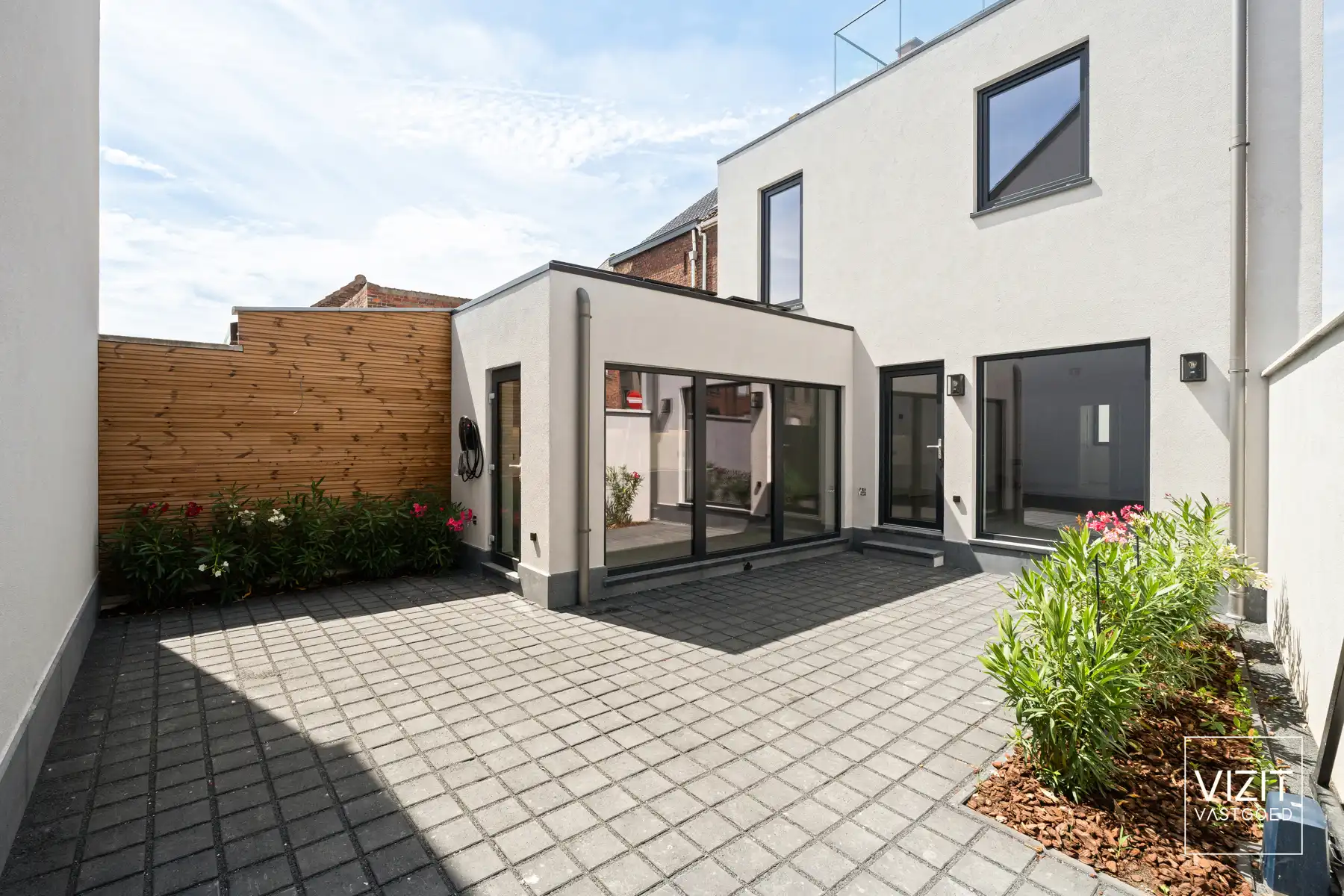 Hoogwaardig afgewerkte moderne stadswoning met patio foto 15