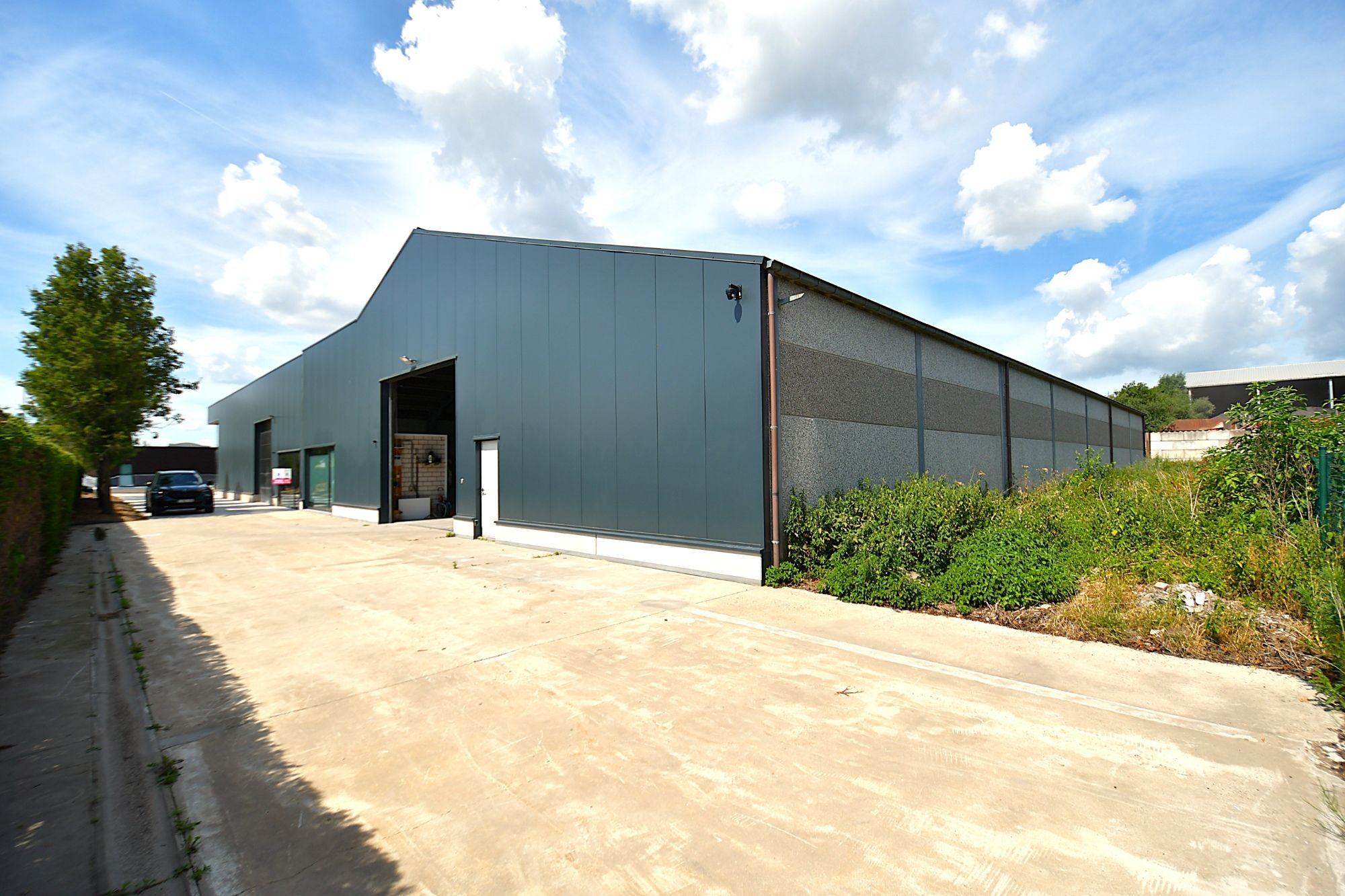 Loods (850m²) te koop in het industriepark SCHATTING te Zedelgem foto {{pictureIndex}}