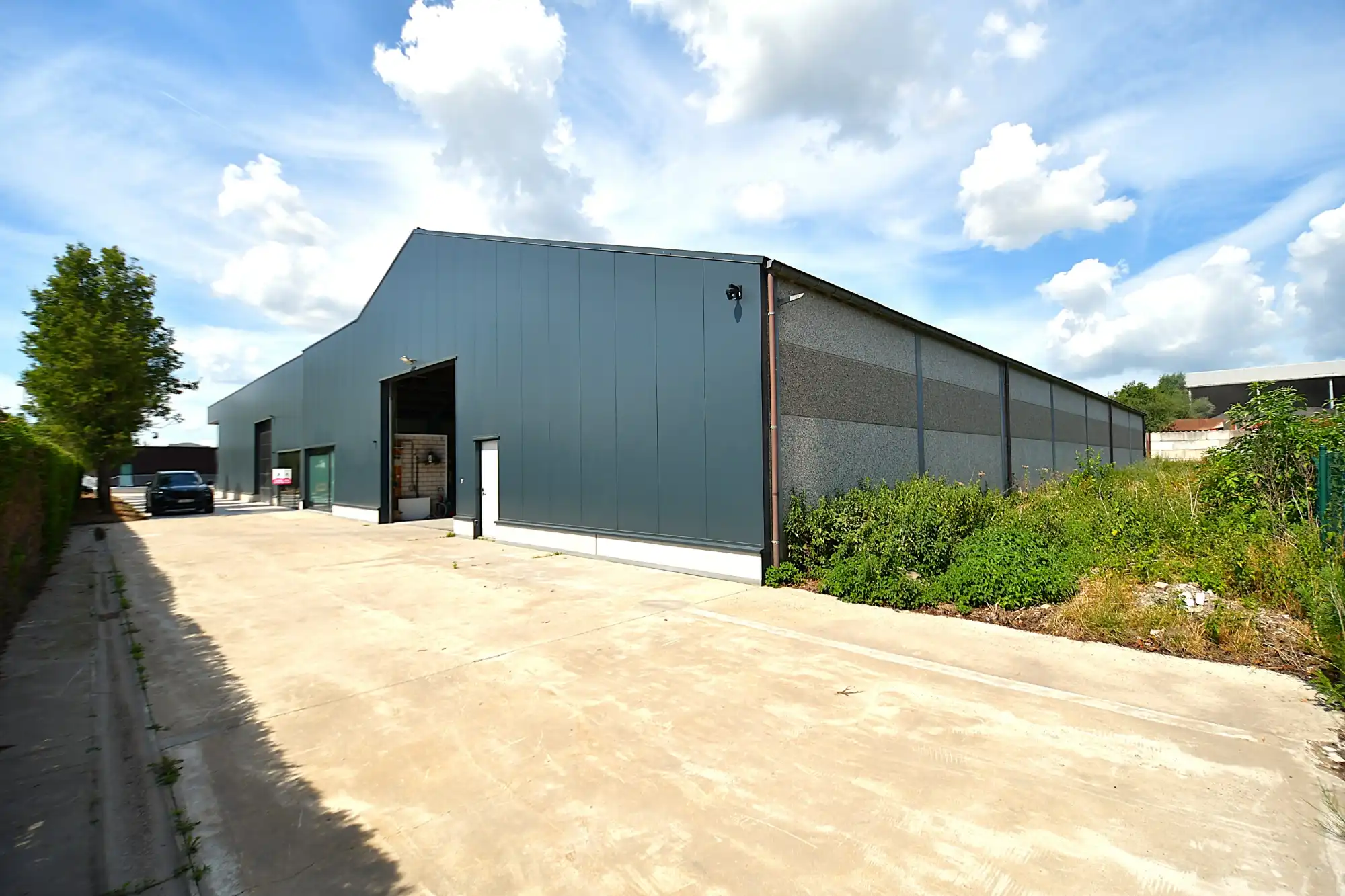 Loods (850m²) te koop in het industriepark SCHATTING te Zedelgem foto {{pictureIndex}}