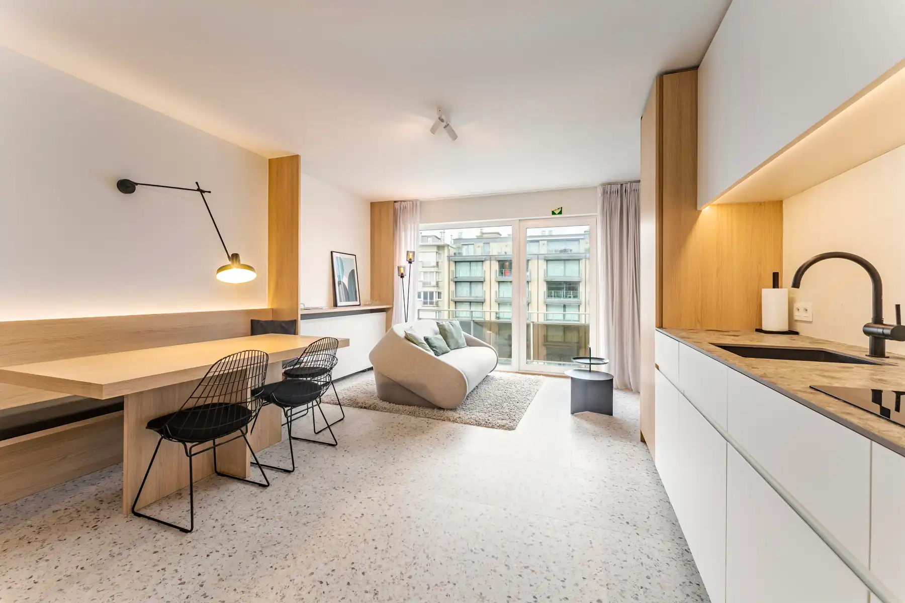 Stijlvol gerenoveerd appartement met zijdelings zeezicht foto {{pictureIndex}}