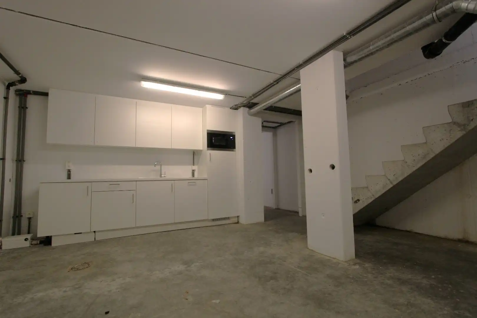 Verhuurd handelspand te koop op enkele stappen van de Lippenslaan  foto 4