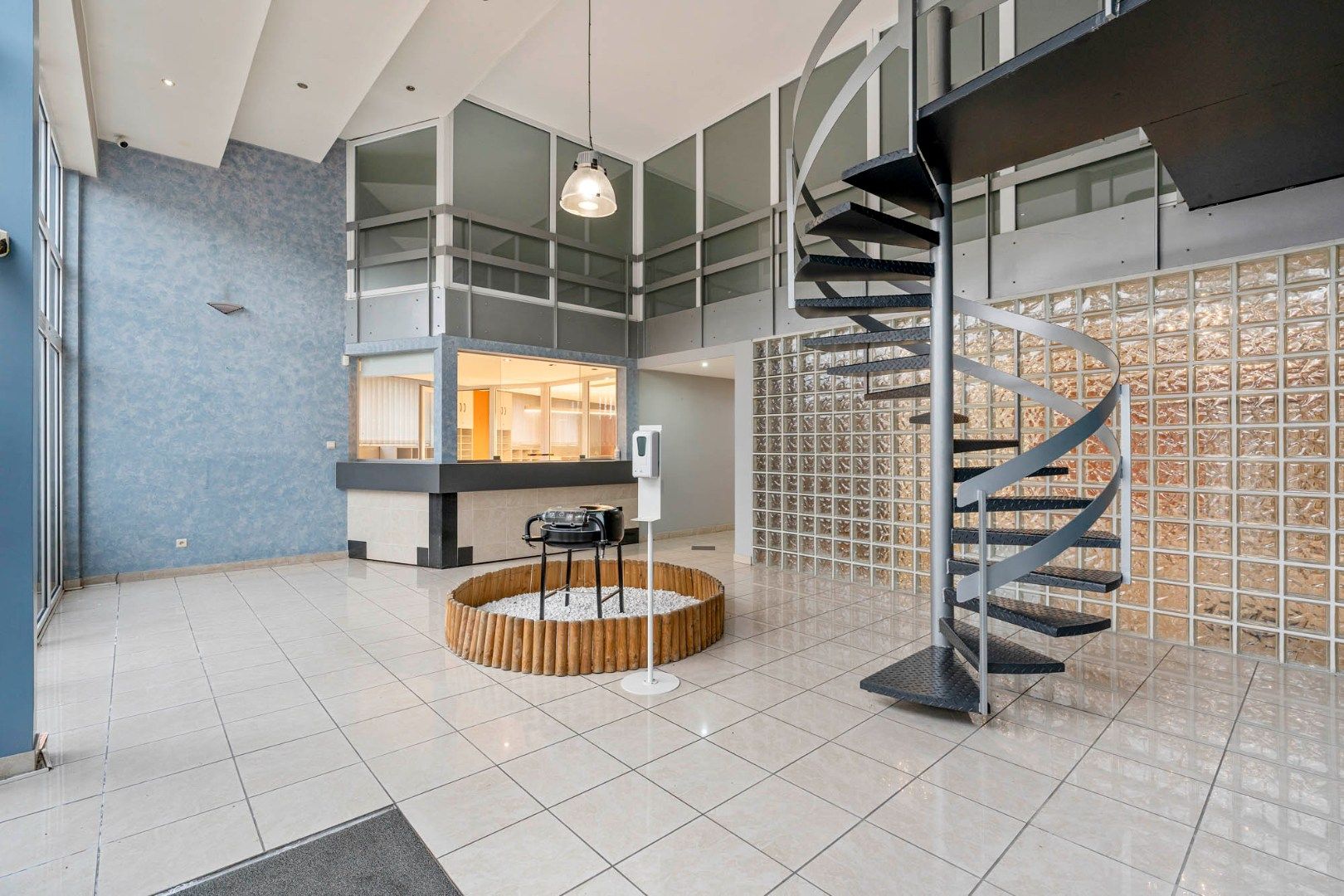 Bedrijfsgebouw met kantoren, magazijnen en woonst - groot 2580 m² foto 4