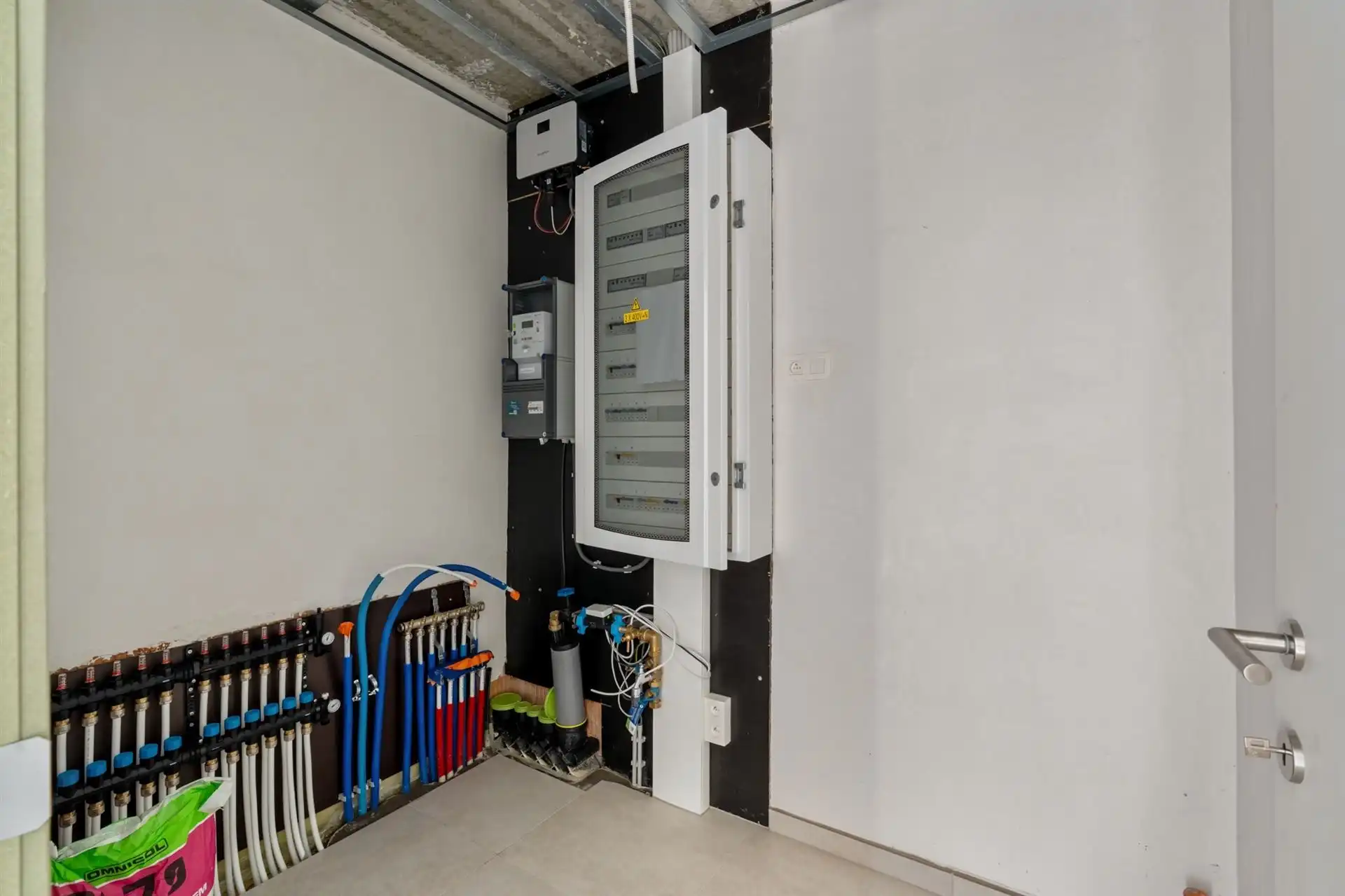 Gelijkvloerse woning met carport en tuin. foto 24