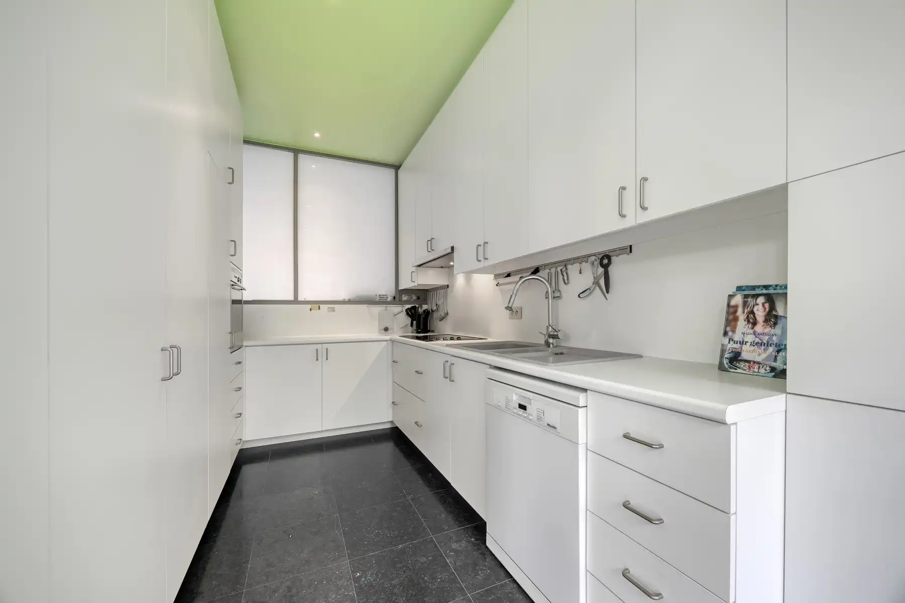 Karaktervolle architectenwoning op toplocatie: Zonnig terras, kamerhoge ramen en EPC B foto 17