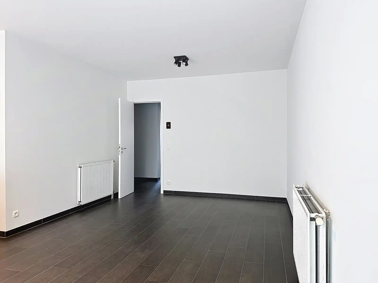 Instapklaar gelijkvloers met twee slaapkamers en ondergrondse staanplaats foto 8