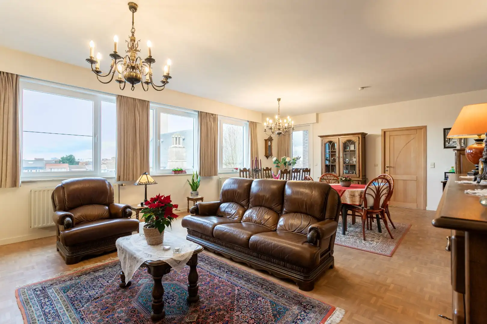 Instapklaar en energiezuinig penthouse  3 slpks., 2 badk., kelder en 2 autostpl. foto {{pictureIndex}}