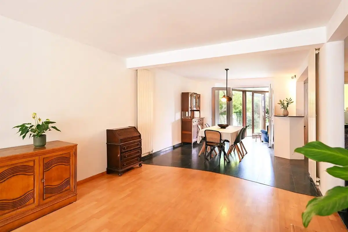 Ruime woning op zeer populaire locatie in Mortsel foto {{pictureIndex}}