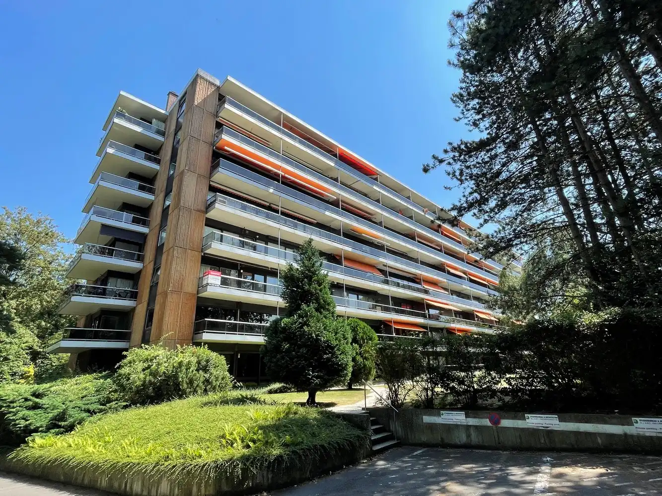 Zonnig appartement met garage en kelder - ideale investering! foto {{pictureIndex}}