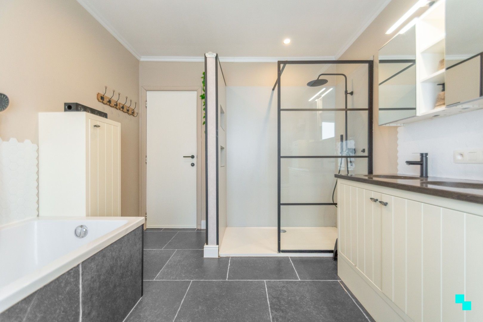 Ruime woning nabij de Makegemse bossen foto 16