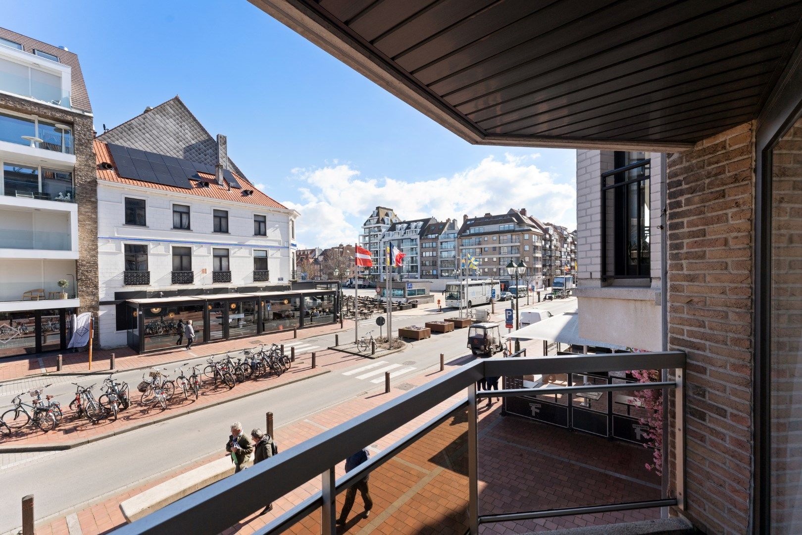 Breed hoekappartement met groot terras foto 8