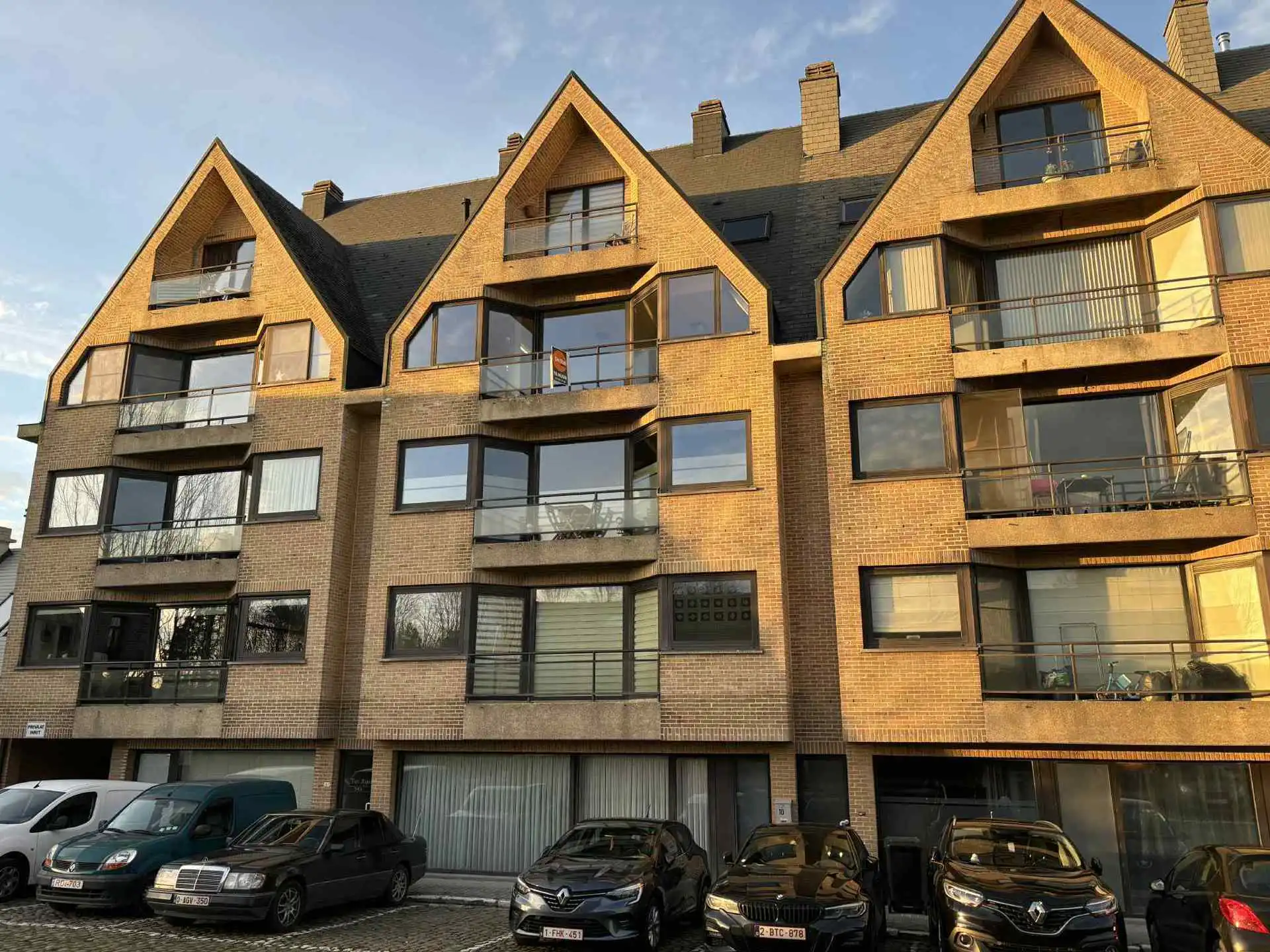 HERZELE - Ruim appartement vlakbij station foto {{pictureIndex}}