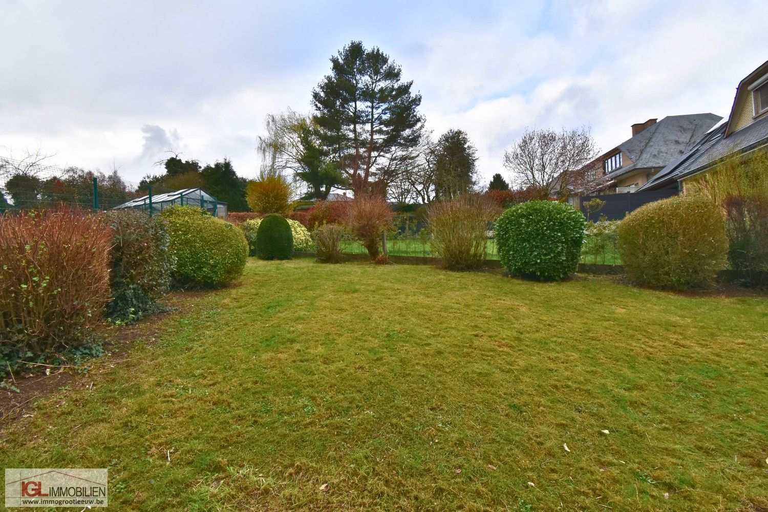 Ruime bungalow met dubbele garage en tuin te koop in Sint-Pieters-Leeuw foto 3